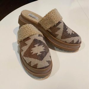 Jessica Simpson Clogs